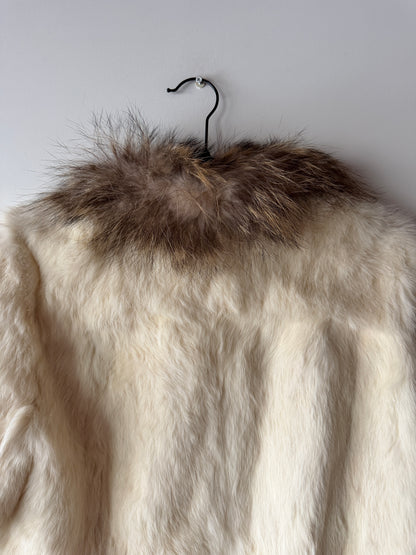 Veste en fourrure blanche et col gris