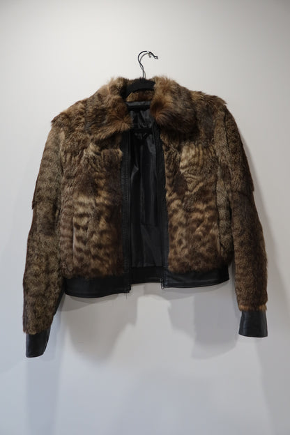 Veste courte en fourrure imprimée animal et cuir