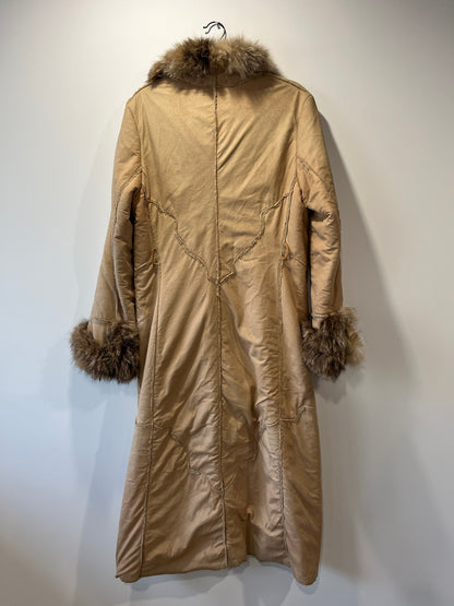 Manteau long beige avec bordures en fourrure