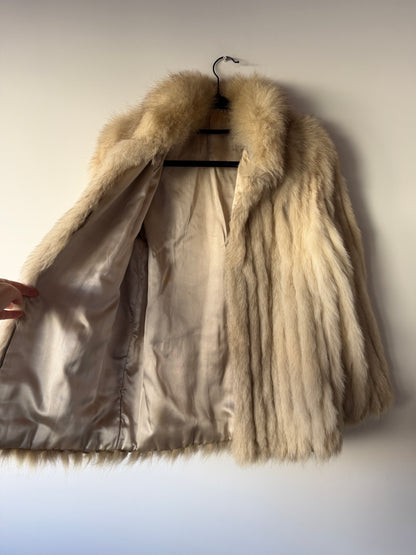 Manteau en fourrure galonné blanc