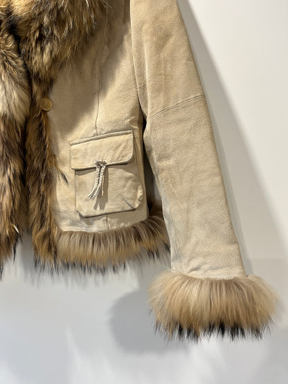 Veste en cuir beige avec bordures en fourrure