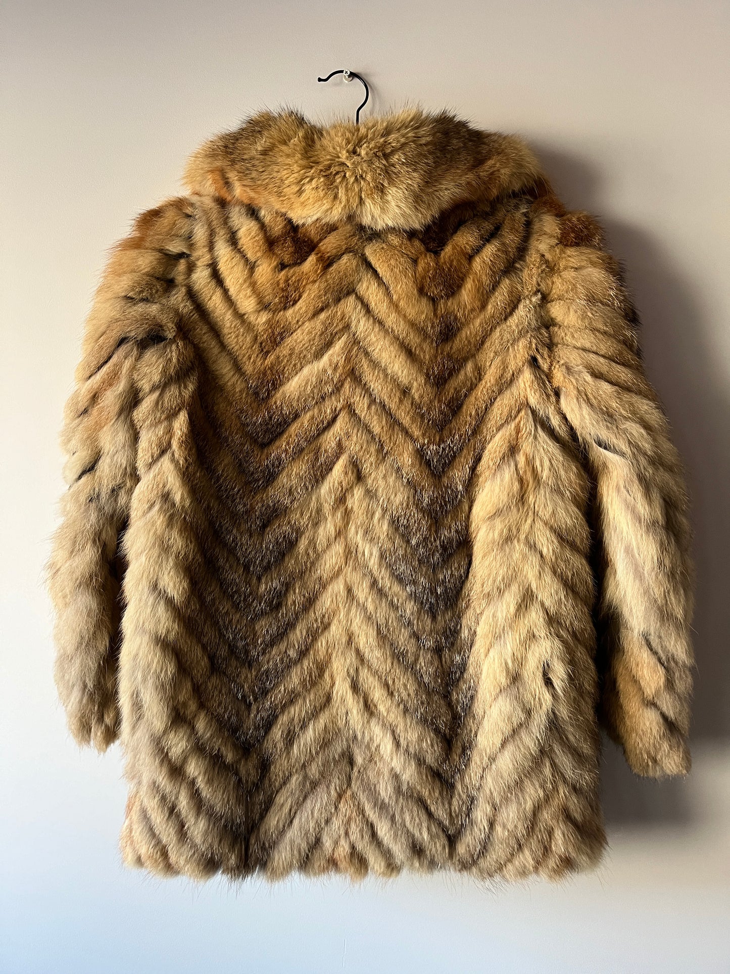 Manteau en fourrure galonnée fauve