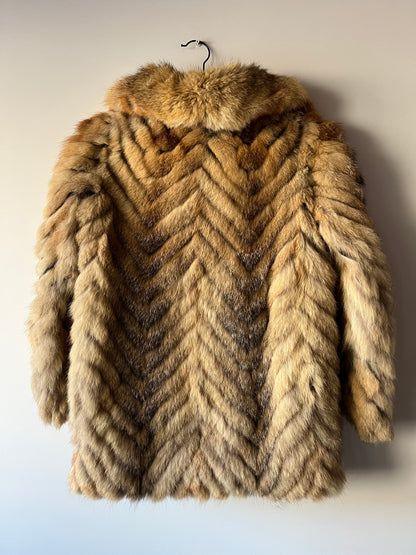 Manteau en fourrure galonnée fauve