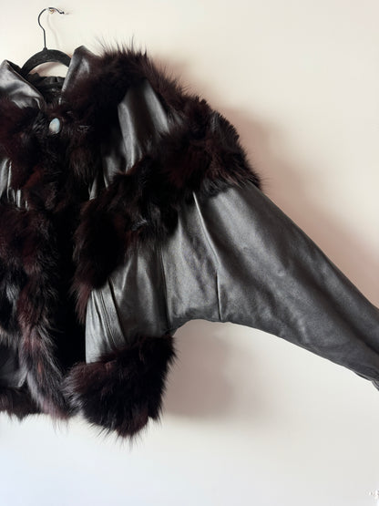 Veste en cuir et fourrure à manches chauve-souris