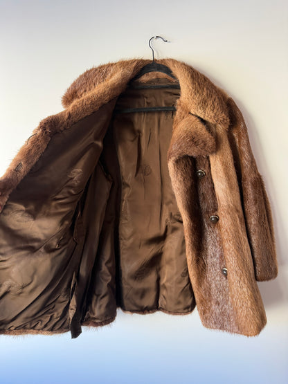 Manteau en fourrure forme caban