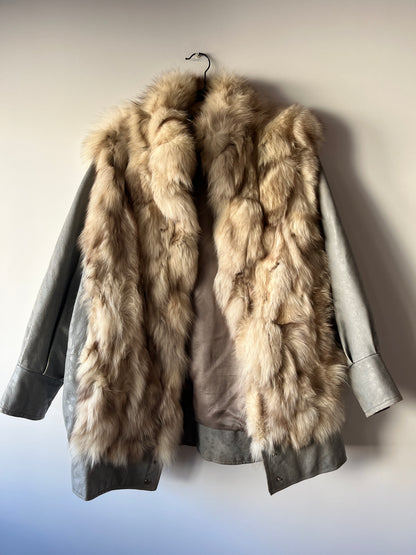 Veste en fourrure blanche et manches en cuir