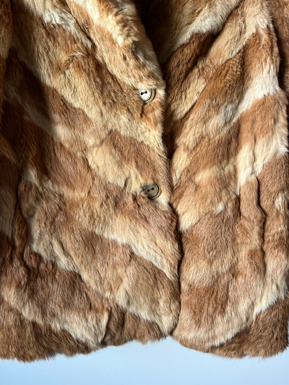 Manteau en fourrure rayé beige et blanc