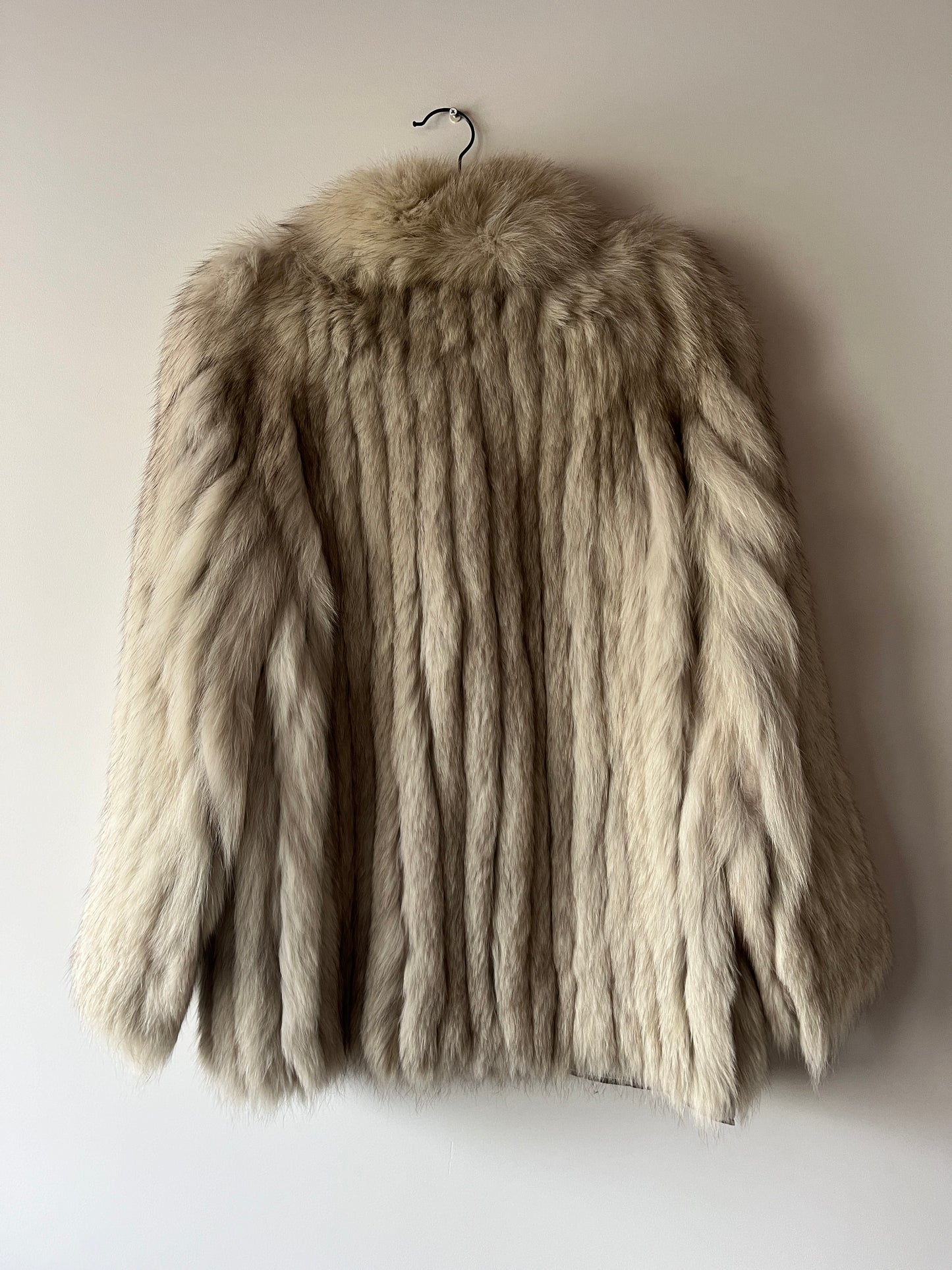 Manteau en fourrure galonné blanc