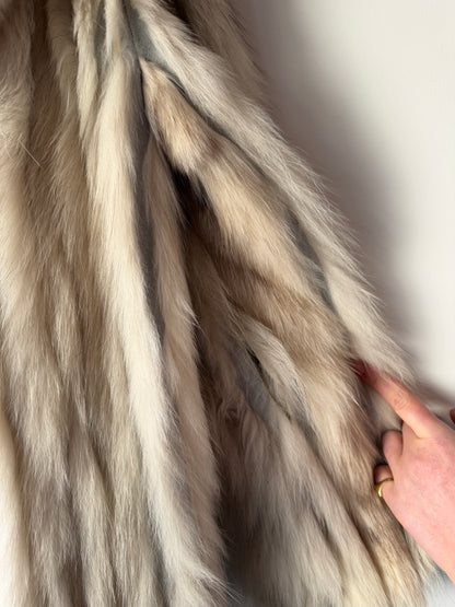 Manteau en fourrure galonné blanc