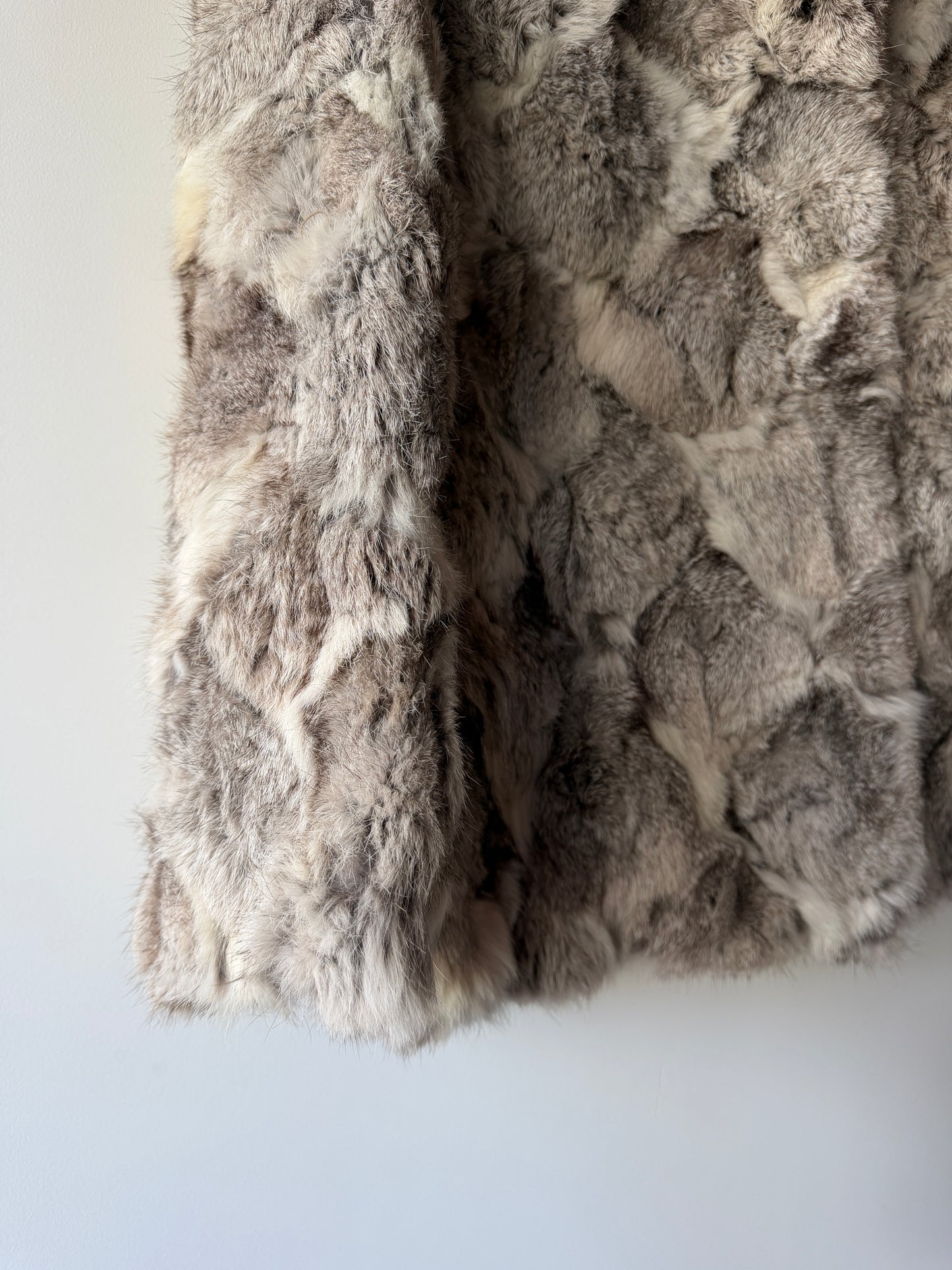 Manteau en fourrure gris et blanc