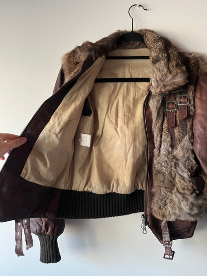 Veste courte en fourrure et cuir à boucles