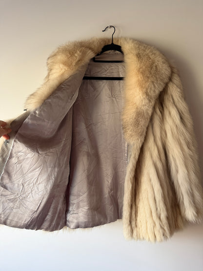 Manteau en fourrure galonné blanc