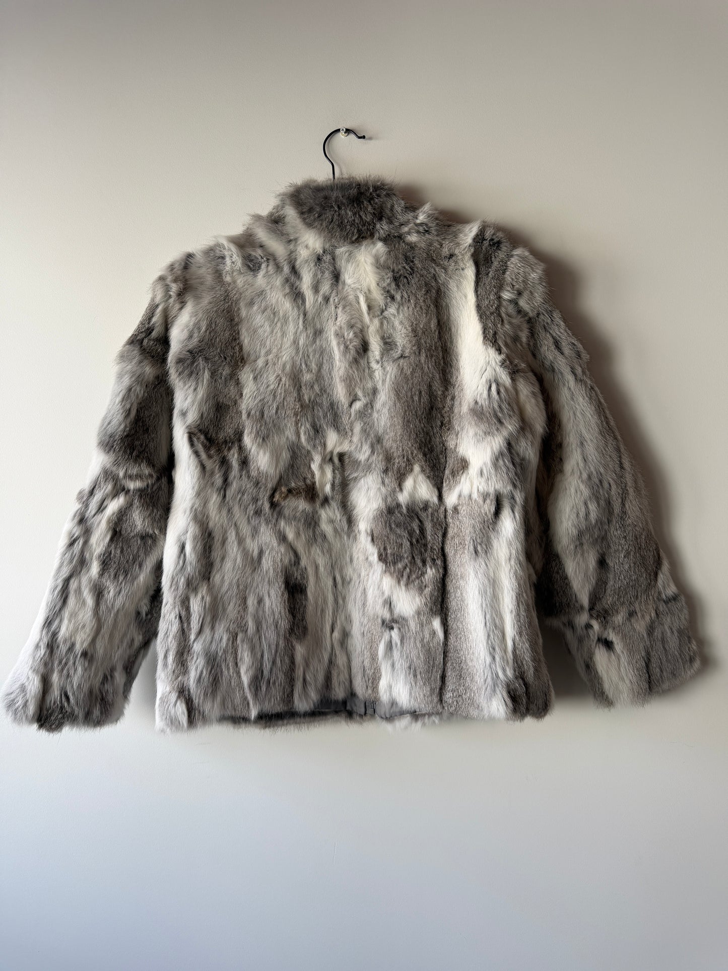 Veste en fourrure grise et blanche