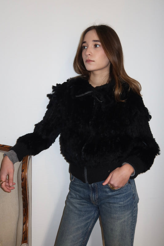 Veste en fourrure noire tressée