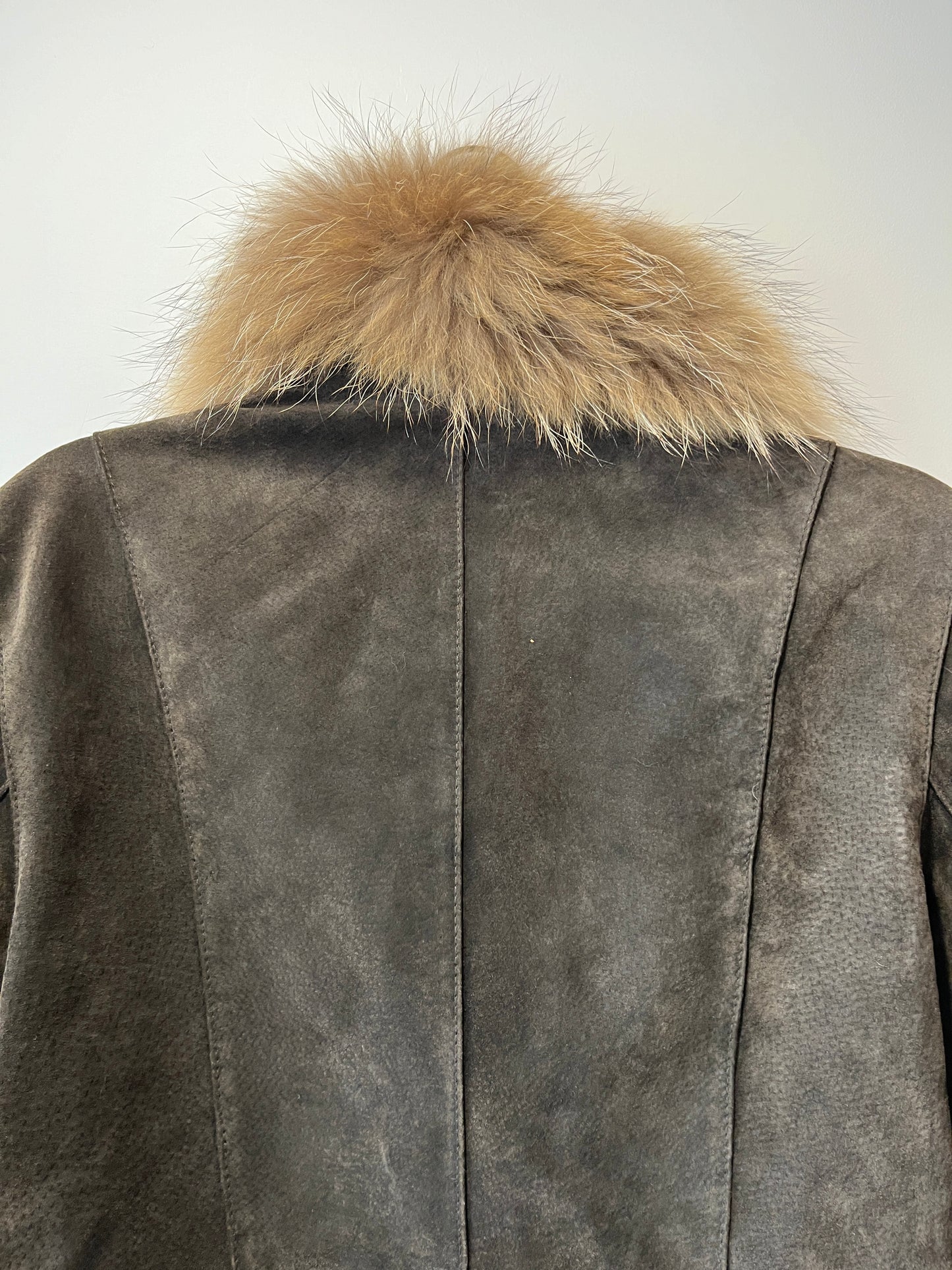 Veste en cuir avec bordures en fourrure