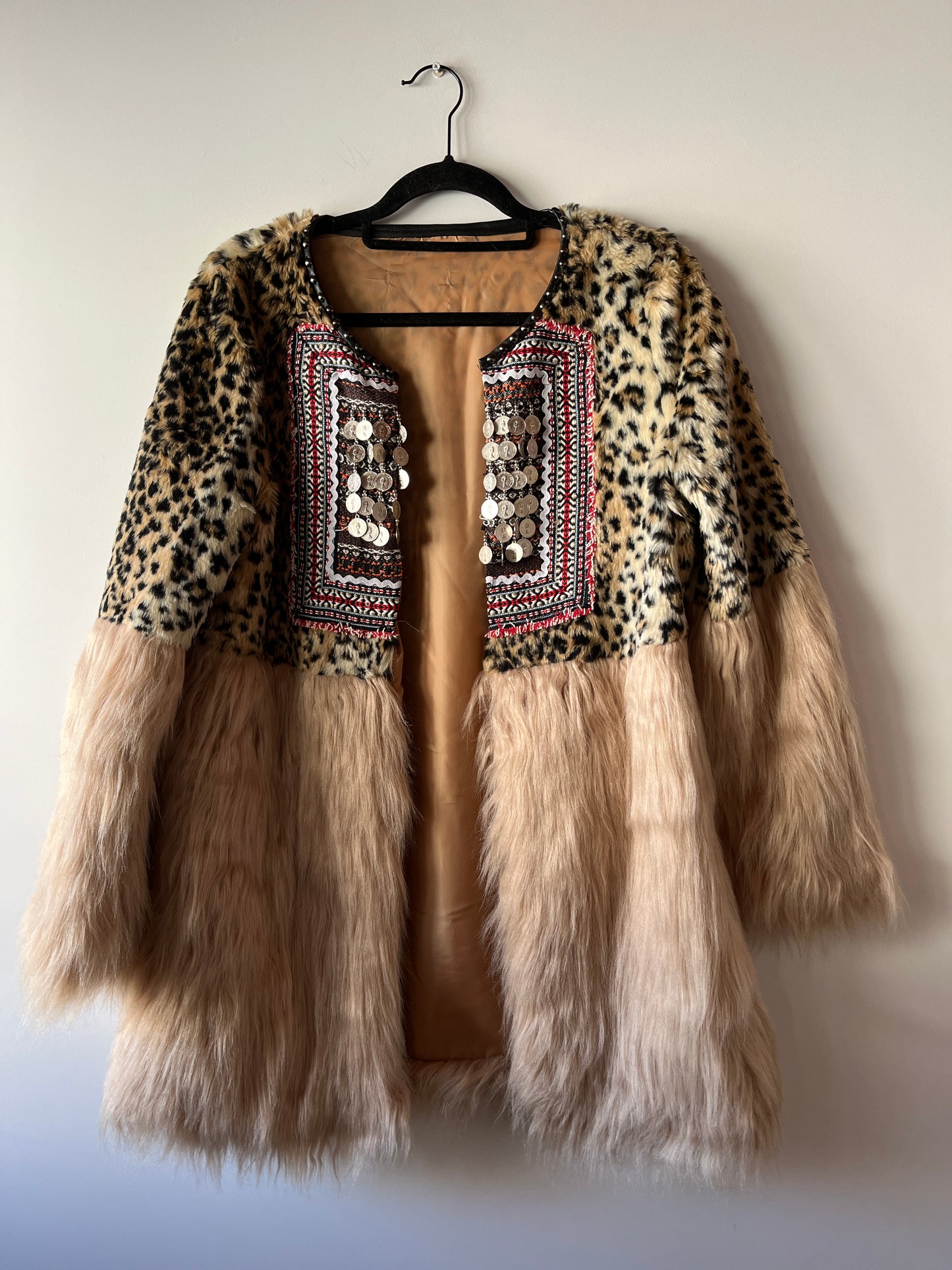 Veste bi-matière léopard brodé et fausse fourrure