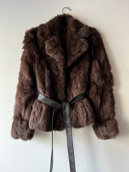 Manteau en fourrure marron ceinturé