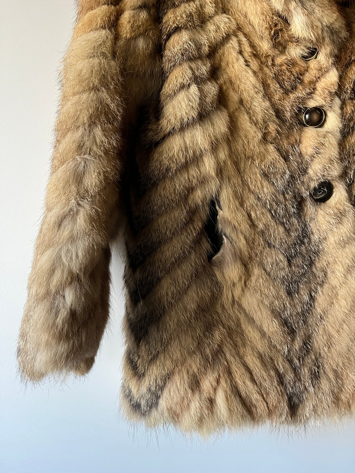 Manteau en fourrure galonnée fauve