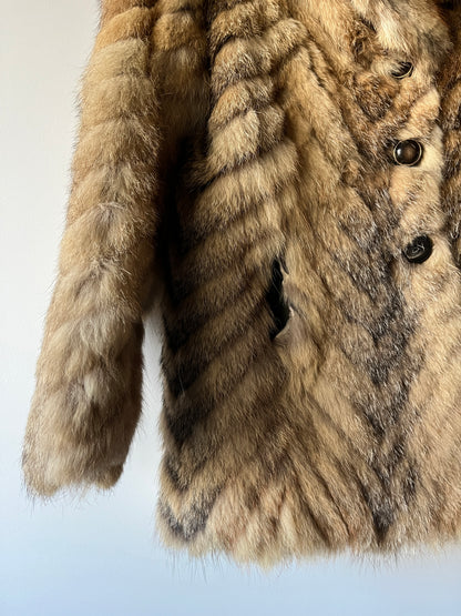 Manteau en fourrure galonnée fauve