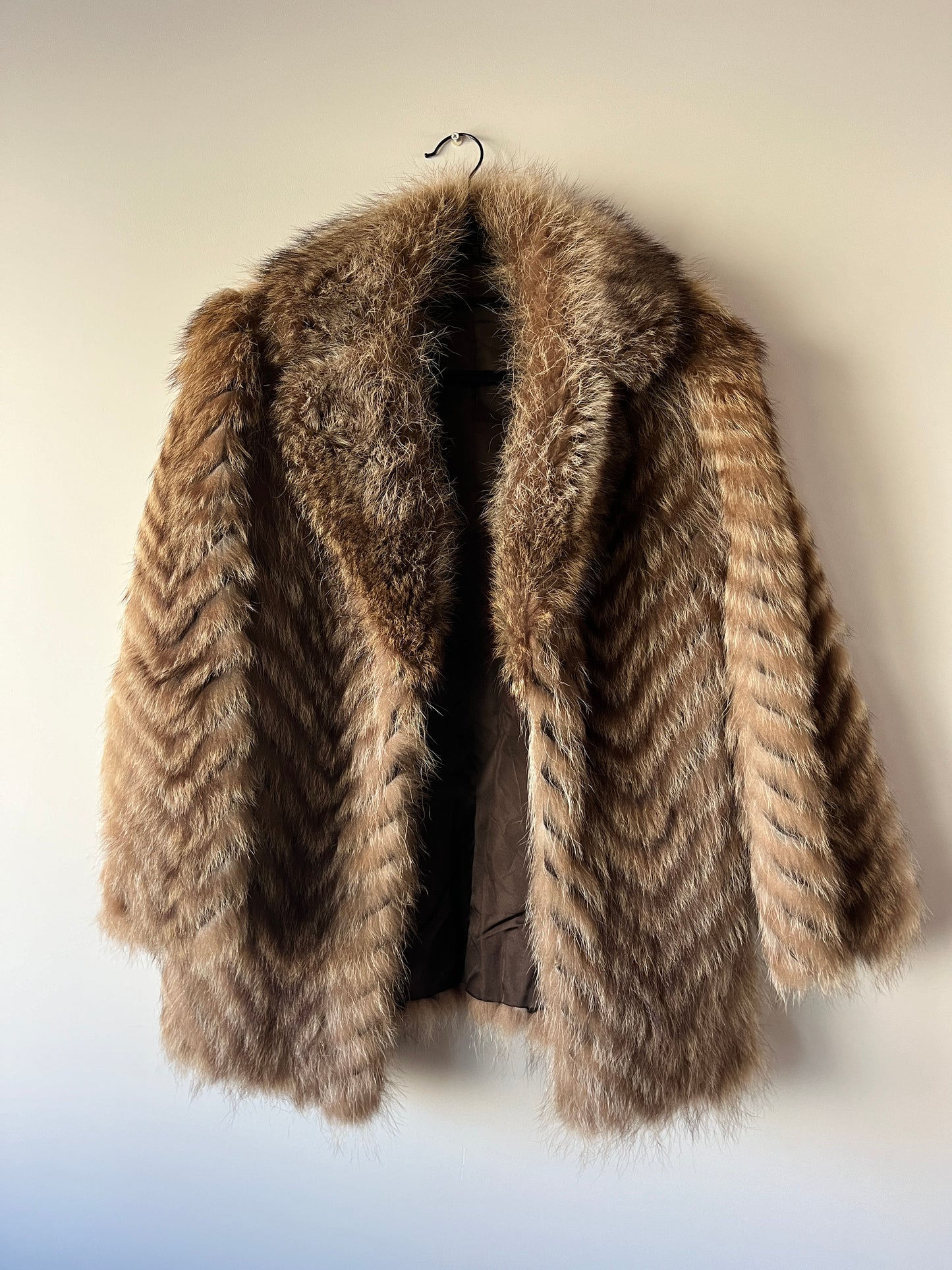 Manteau en fourrure galonné marron