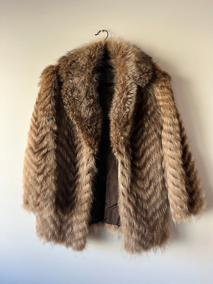 Manteau en fourrure galonné marron