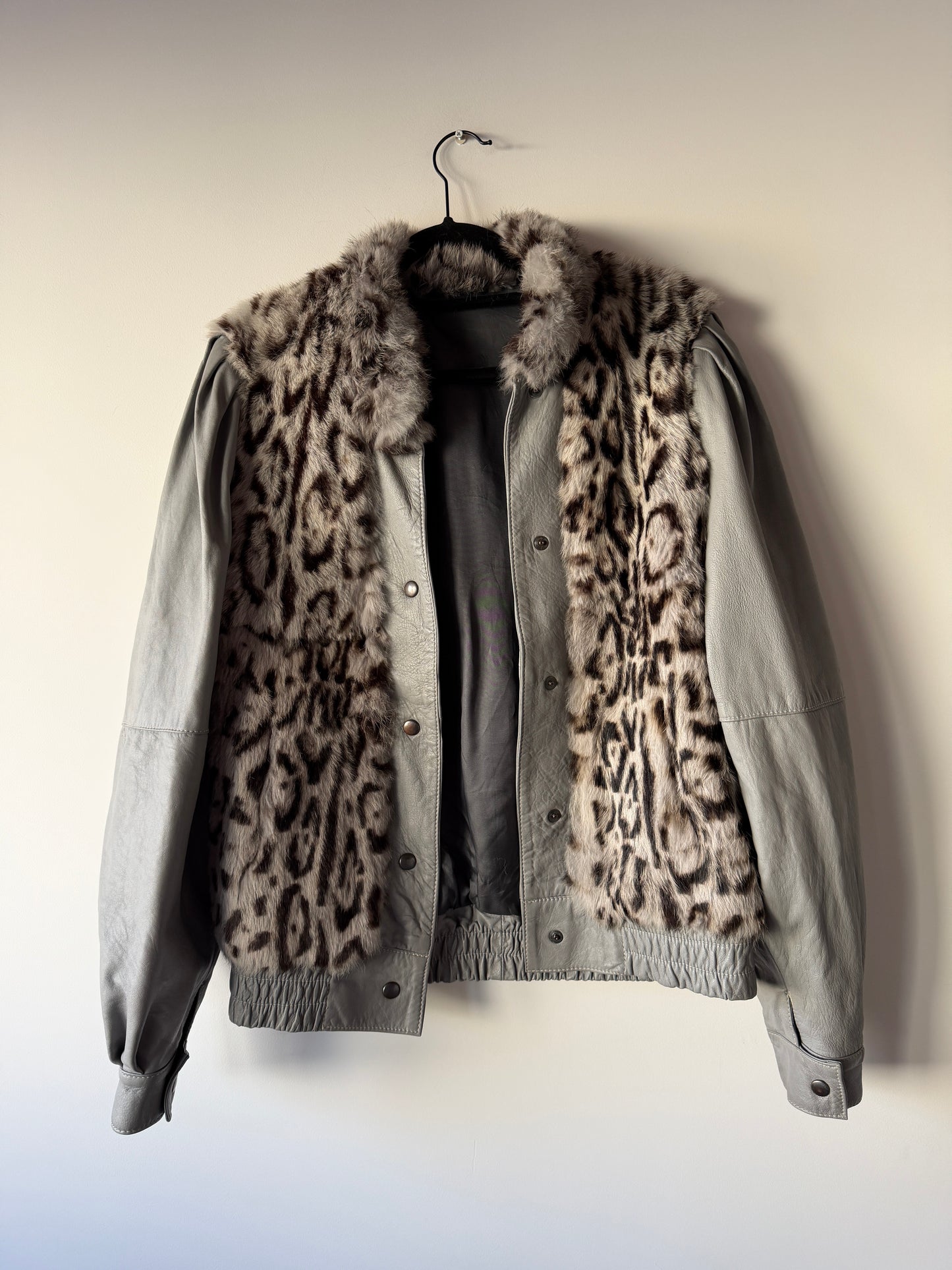 Veste en cuir gris et fourrure imprimée léopard