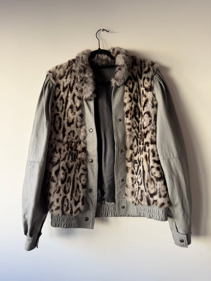 Veste en cuir gris et fourrure imprimée léopard