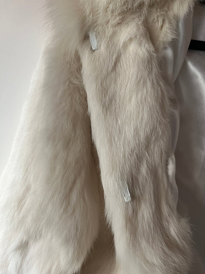 Veste à capuche courte en fourrure blanche