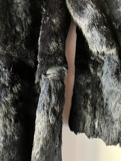 Manteau long noir en fourrure