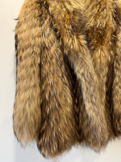 Manteau en fourrure fauve volumineuse