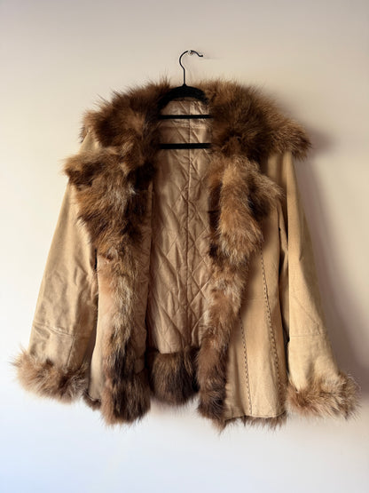 Veste en cuir beige avec bordures en fourrure