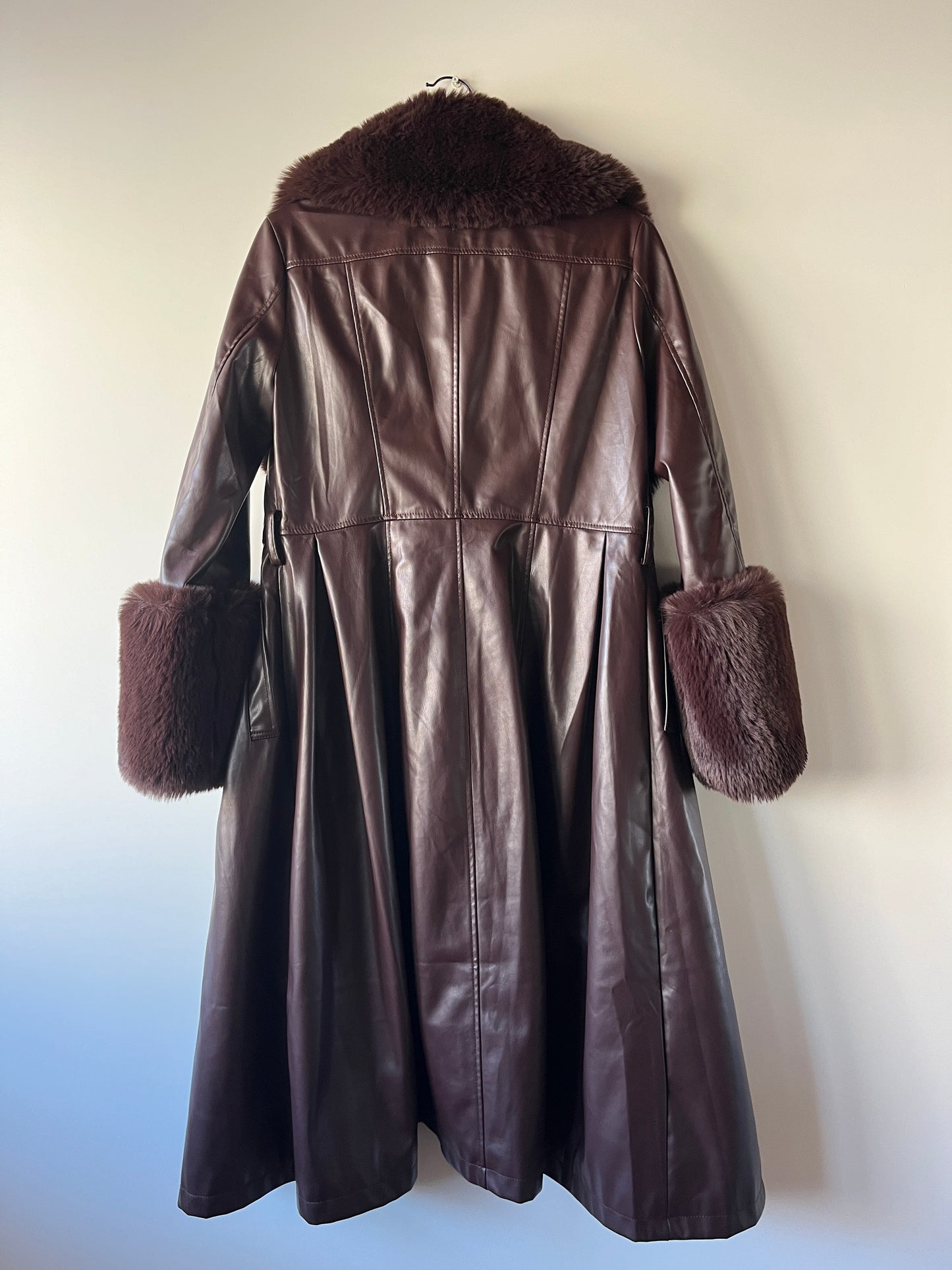 Manteau en simili cuir bordeaux et bordures en fausse fourrure