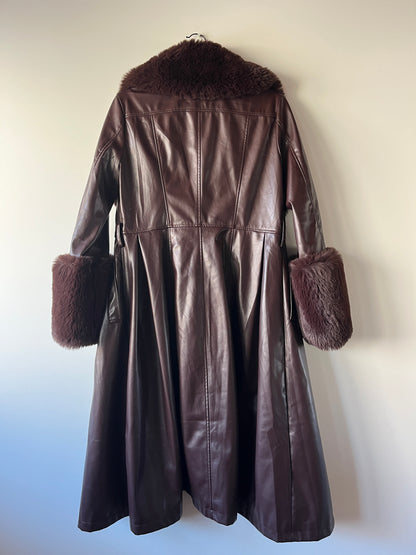 Manteau en simili cuir bordeaux et bordures en fausse fourrure