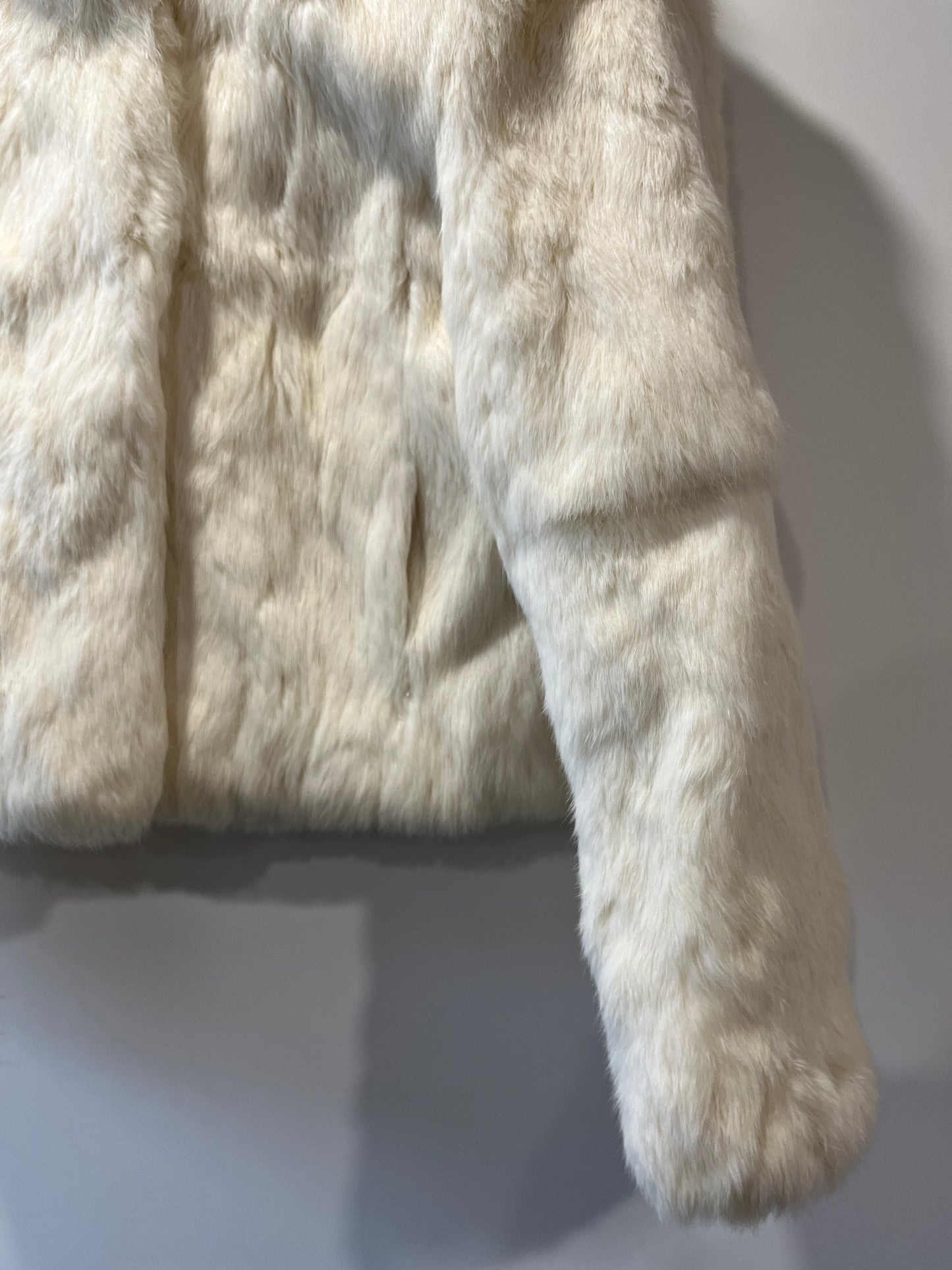 Veste à capuche courte en fourrure blanche
