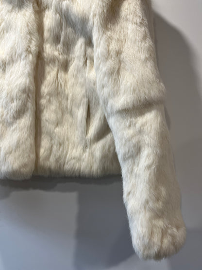 Veste à capuche courte en fourrure blanche