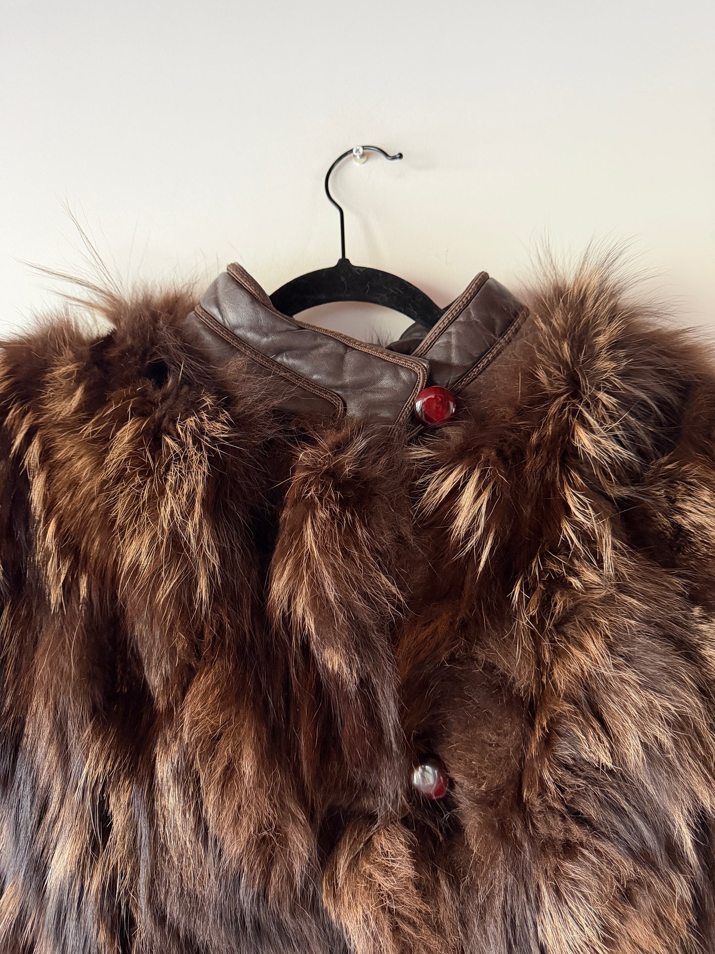 Veste en fourrure et cuir marron