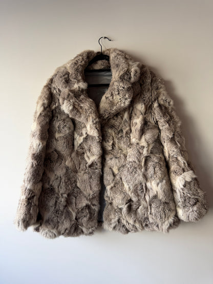 Manteau en fourrure gris et blanc