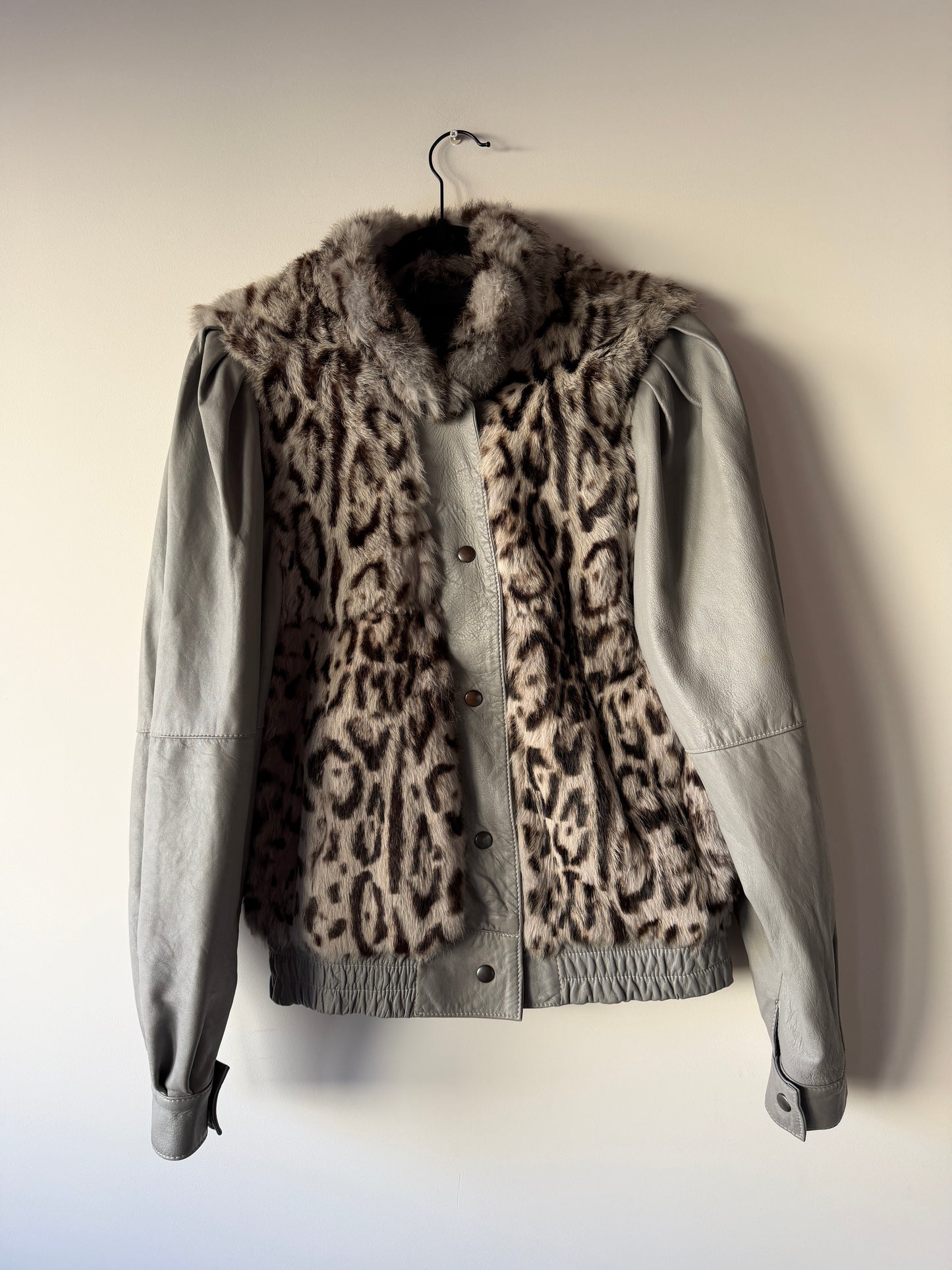 Veste en cuir gris et fourrure imprimée léopard