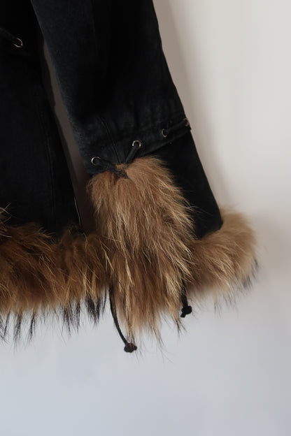 Veste en cuir noir avec bordures en fourrure