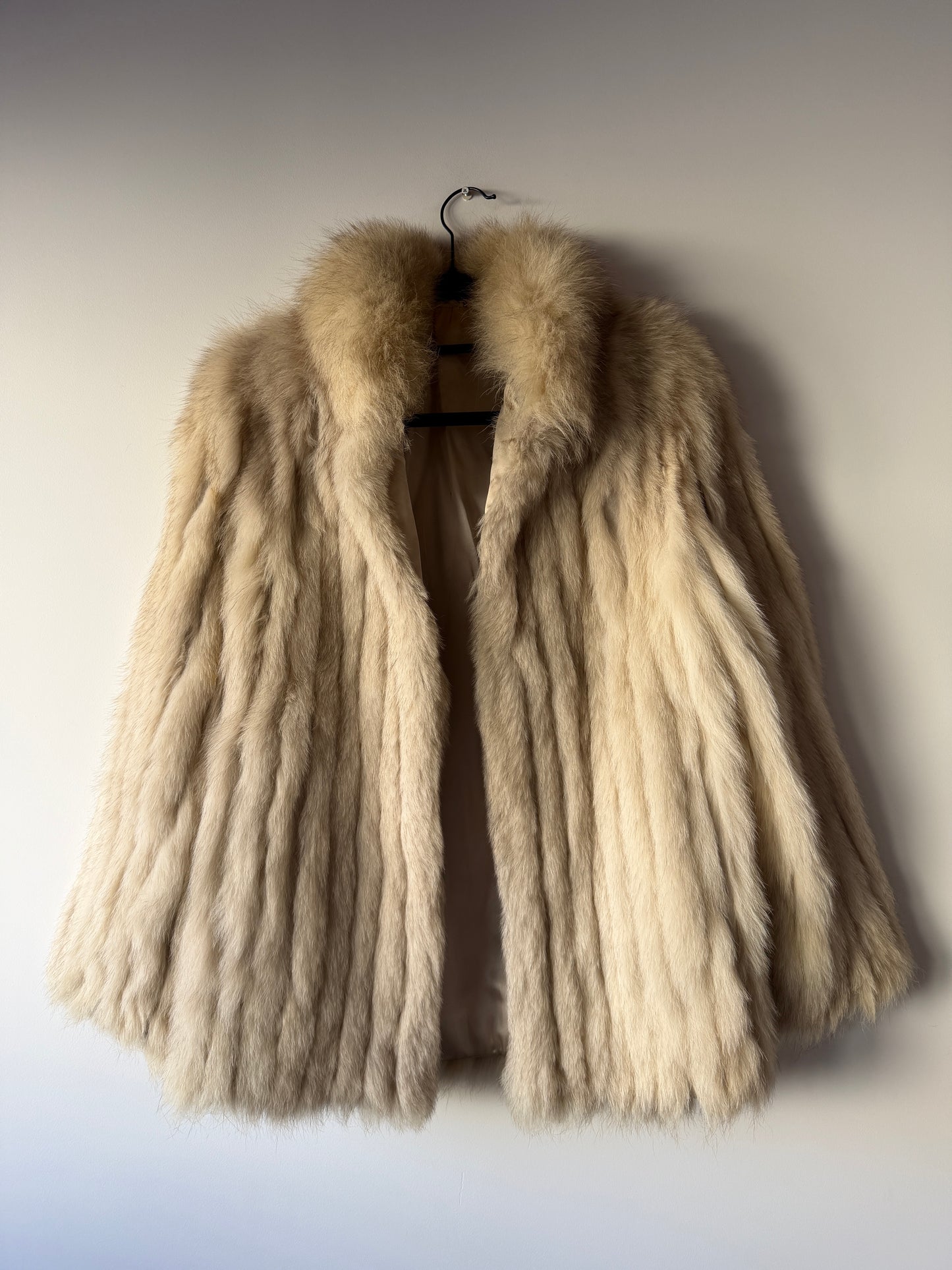Manteau en fourrure galonné blanc