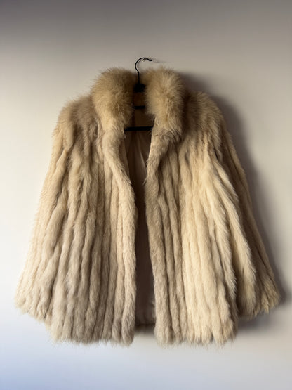 Manteau en fourrure galonné blanc