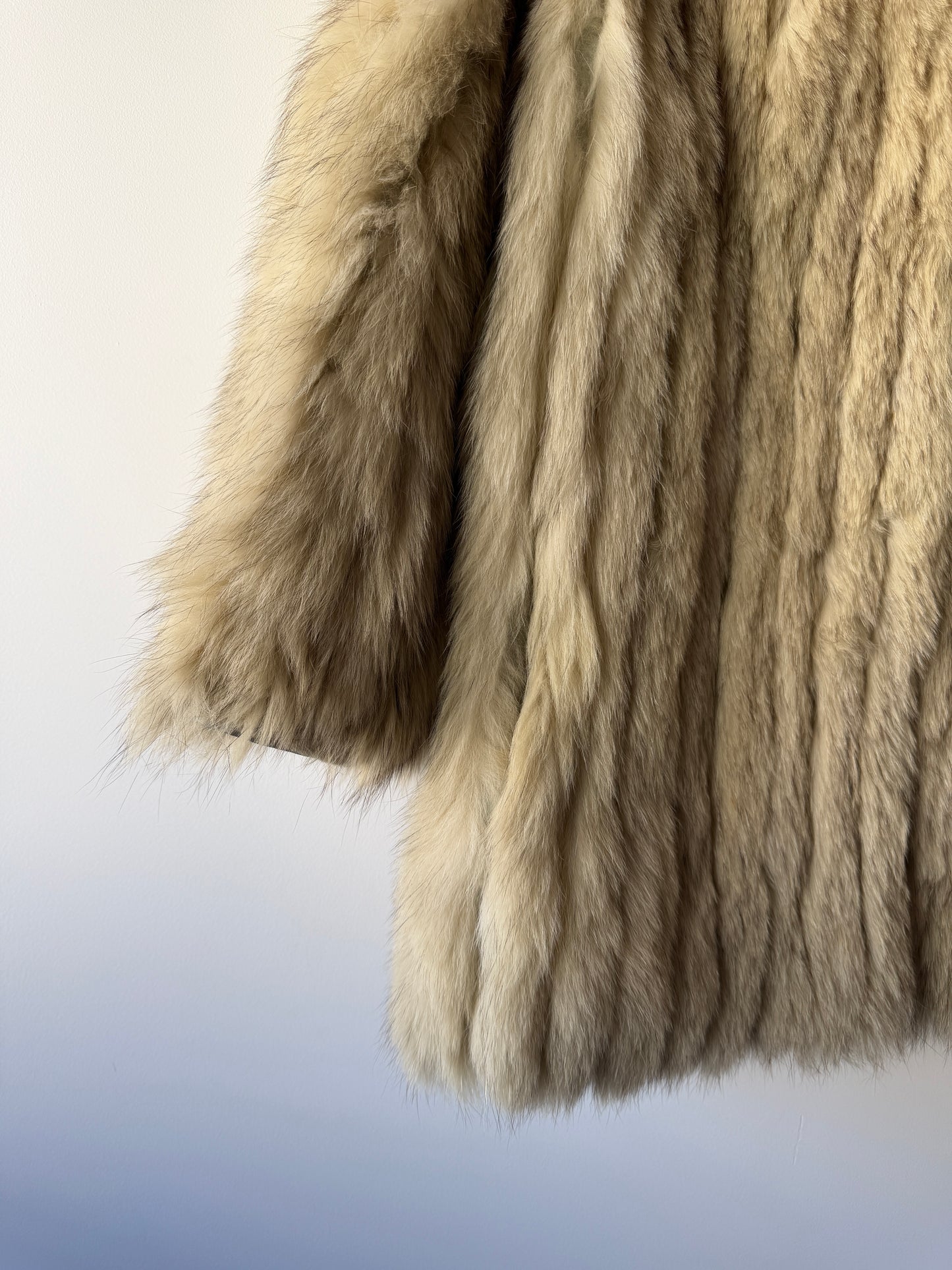 Manteau en fourrure galonné blanc