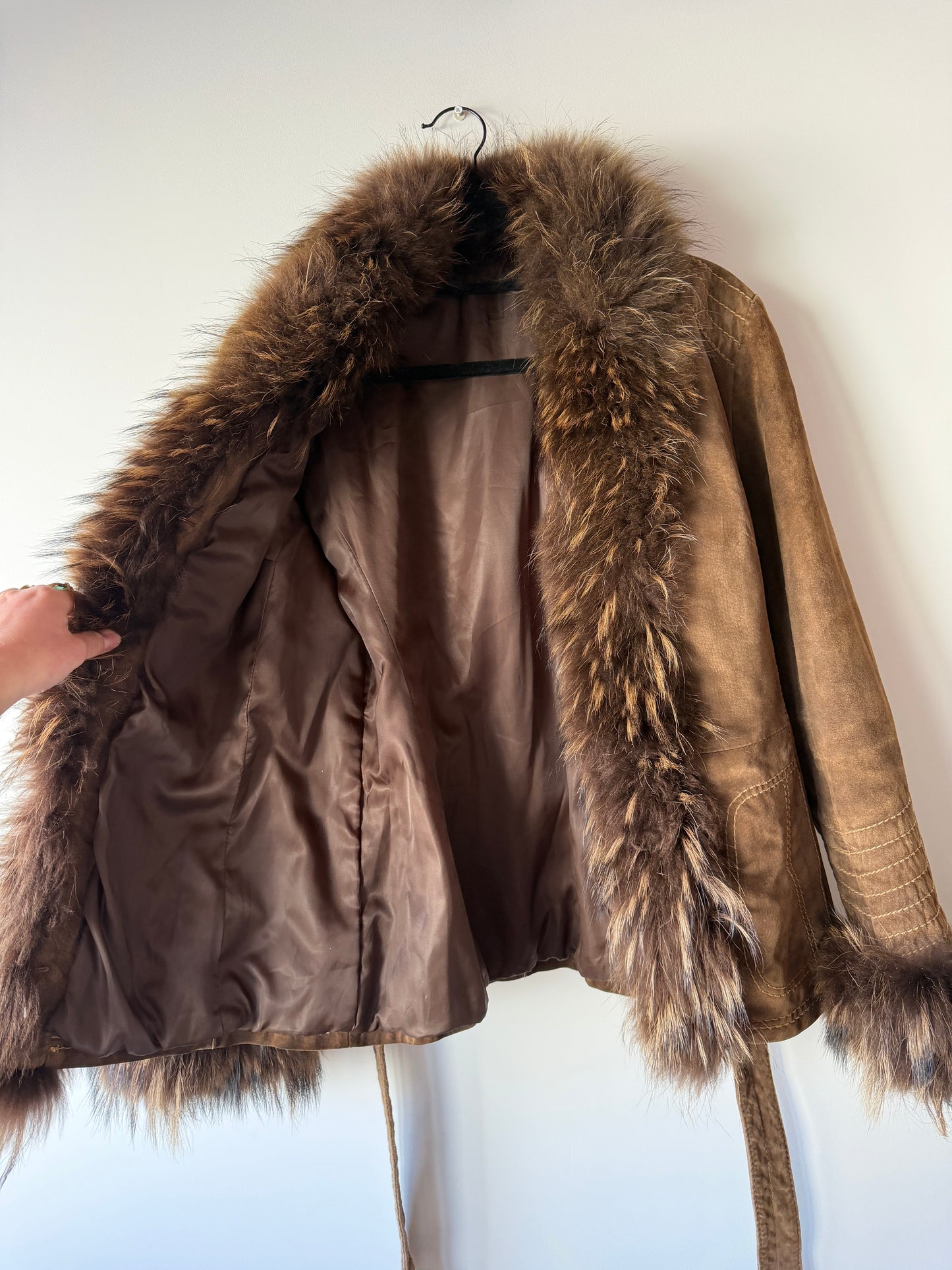 Veste en cuir marron avec bordures en fourrure