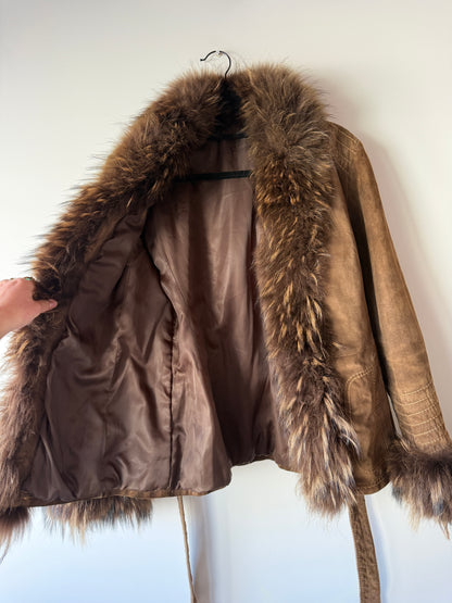 Veste en cuir marron avec bordures en fourrure
