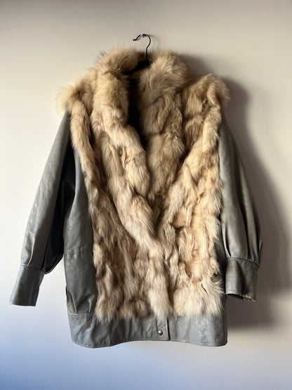 Veste en fourrure blanche et manches en cuir