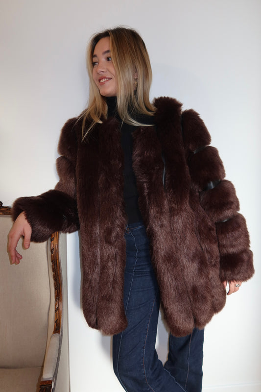 Manteau en fausse fourrure marron galonné