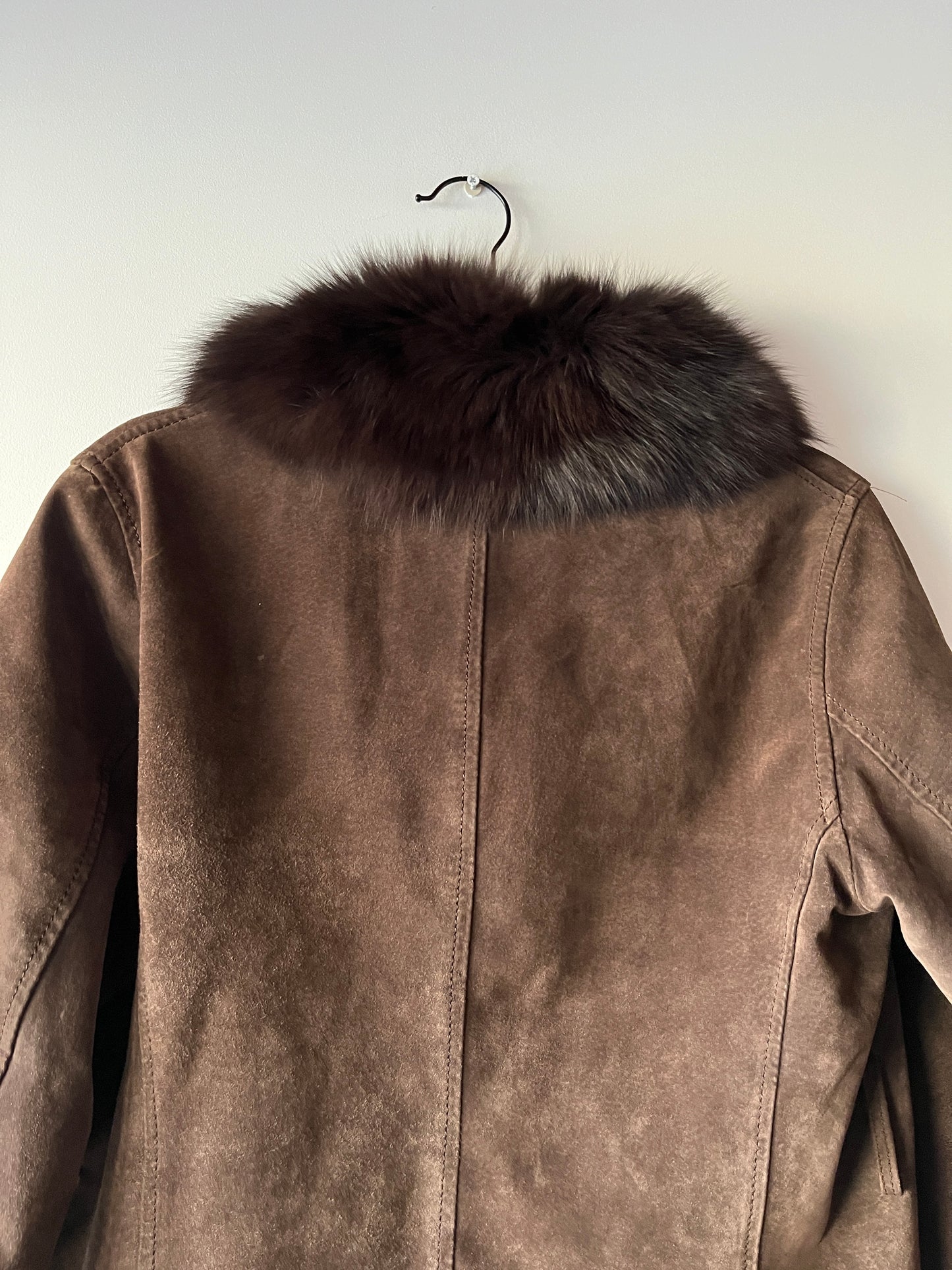 Veste en cuir avec bordures en fourrure marron