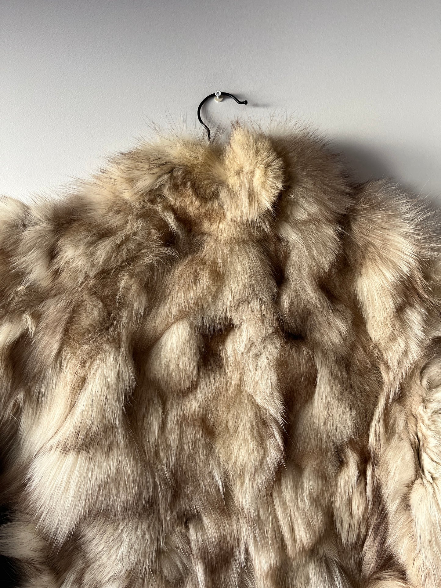 Veste en fourrure blanche et manches en cuir