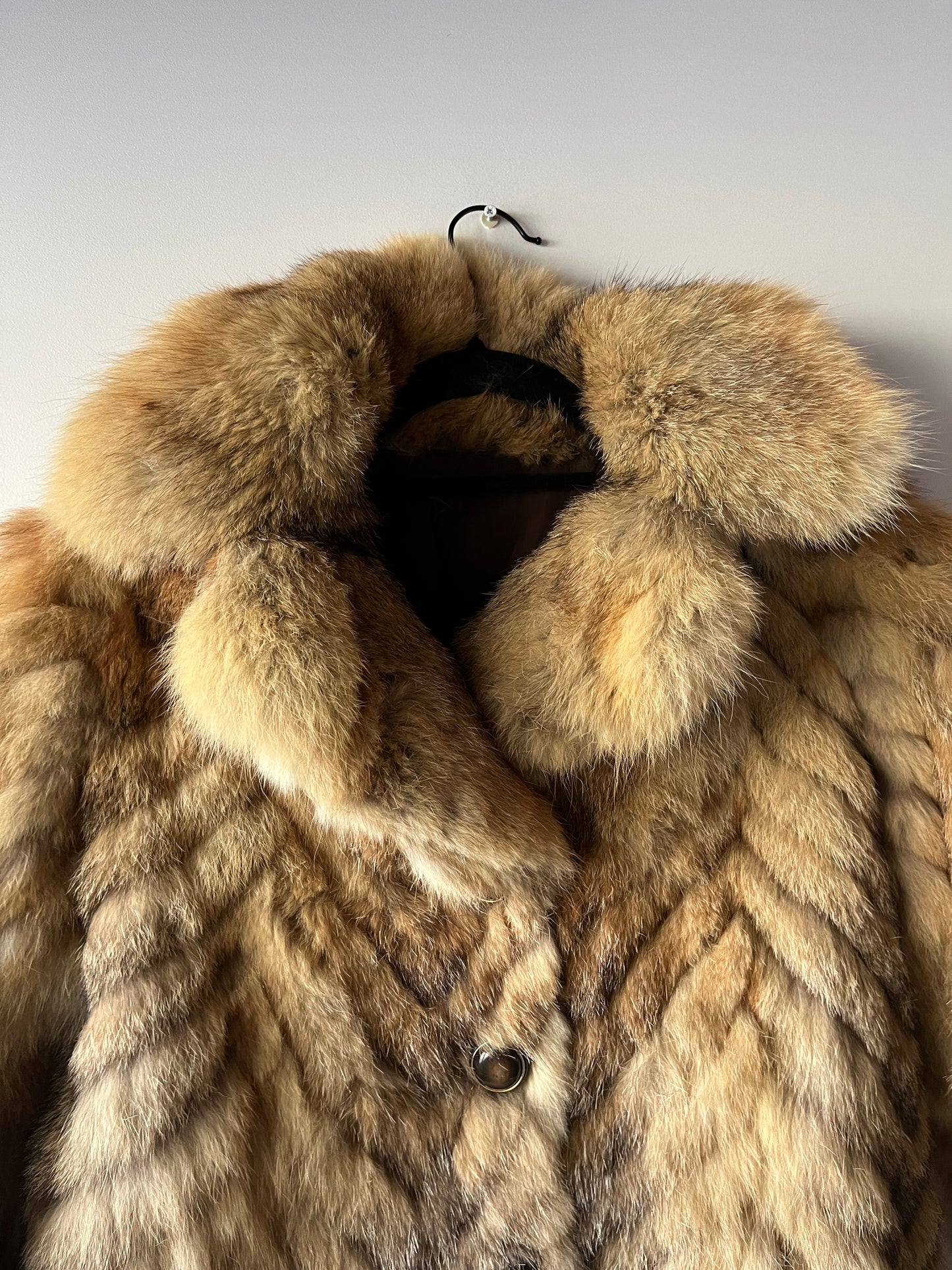 Manteau en fourrure galonnée fauve