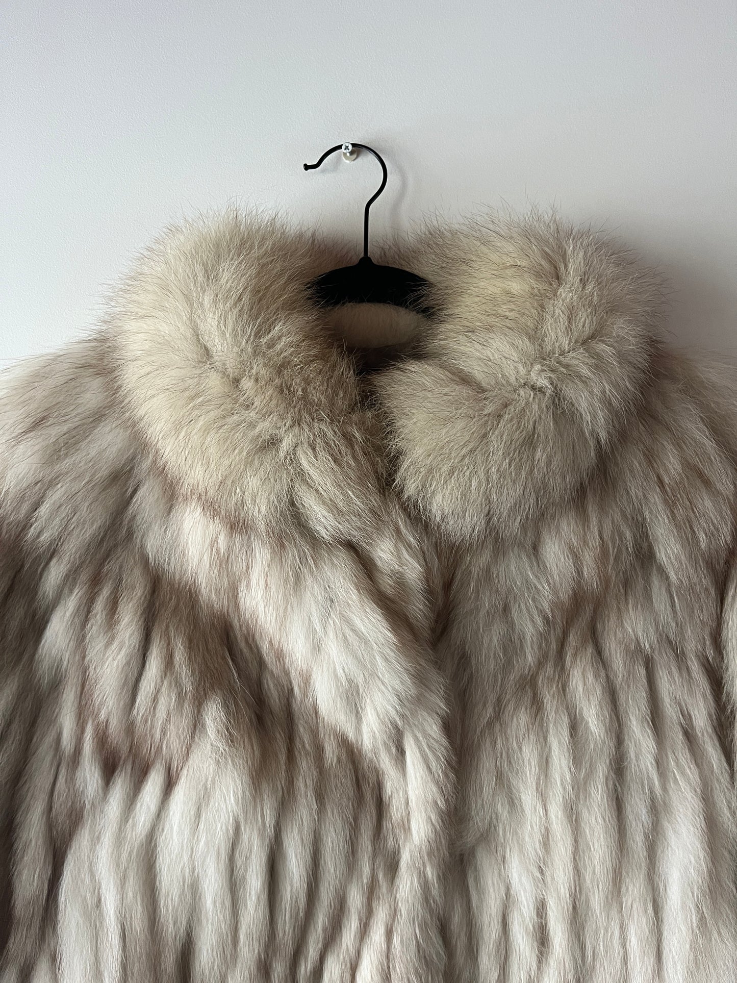 Manteau en fourrure galonné blanc